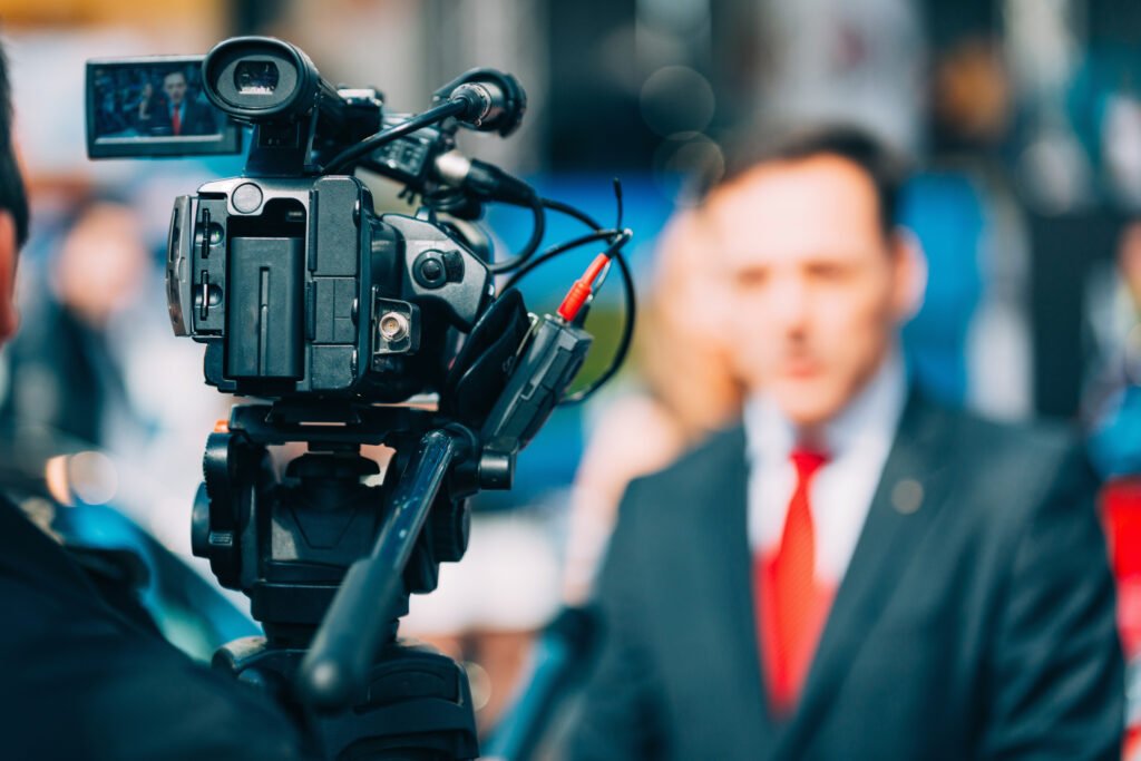 Un chef d'entreprise se forme au média training face caméra