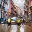 catastrophe climatique, inondation des sauveteurs font face à la crise