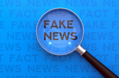 loupe qui est posée sur Fake news